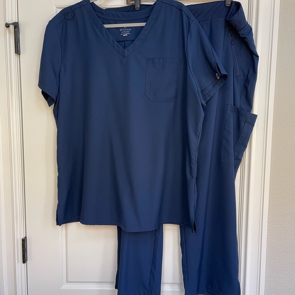 🔥 BEYOND SCRUBS Set - Picture 3 of 11